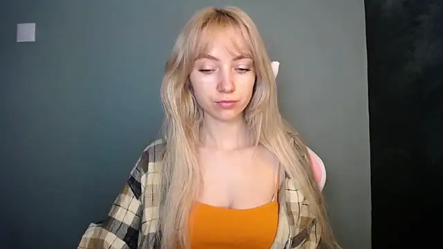 LuciaYoung online show from April 20, 2026, 12:30 pm