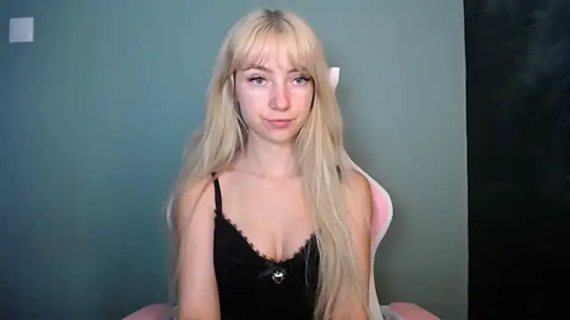 Snapshot of LuciaYoung chatting on June 2, 2026, 6:57 am LuciaYoung online show from June 2, 2026, 6:57 am