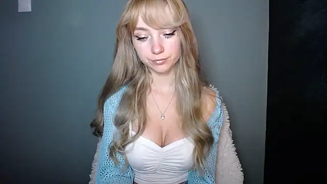 LuciaYoung online show from October 31, 2025, 7:27 am