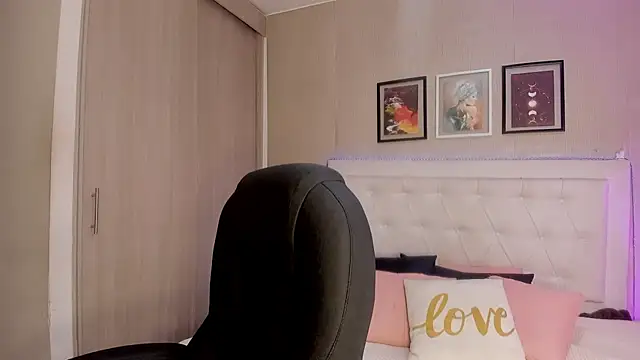 Snapshot of emma__smith1 chatting on February 9, 2026, 12:03 pm emma smith1 online show from February 9, 2026, 12:03 pm