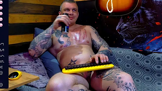 Snapshot of MrrKray chatting on April 13, 2026, 8:57 pm MrrKray online show from April 13, 2026, 8:57 pm