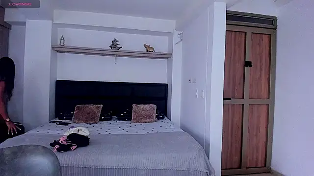 AbrilStivenson  online show from September 18, 2025, 2:53 pm