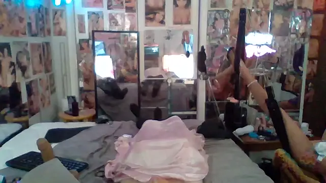 Snapshot of luvs2cumm69 chatting on May 7, 2026, 2:05 am luvs2cumm69 online show from May 7, 2026, 2:05 am