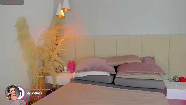 Snapshot of sofia_pamela chatting on December 19, 2025, 6:54 pm sofia pamela online show from December 19, 2025, 6:54 pm