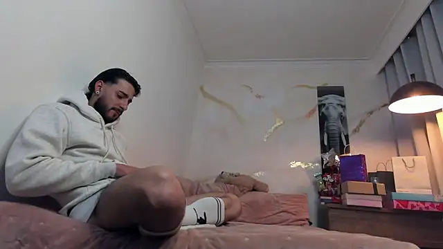 enzo herrera01 online show from December 3, 2025, 1:06 am