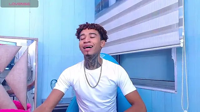 Snapshot of sexy_blacks_ chatting on March 12, 2025, 11:32 am sexy blacks online show from March 12, 2025, 11:32 am