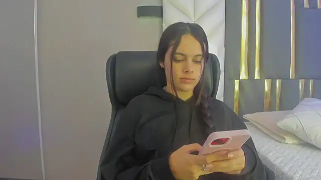 Snapshot of ChloeHarper_ chatting on July 13, 2026, 11:53 am ChloeHarper online show from July 13, 2026, 11:53 am
