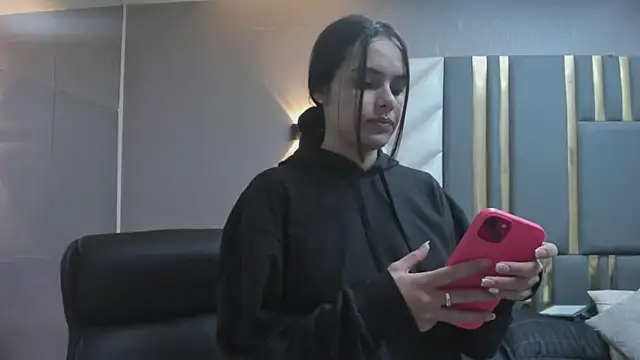 ChloeHarper  online show from May 15, 2026, 11:41 am