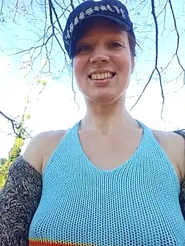 Snapshot of Exhibitionsplit chatting on December 14, 2025, 1:49 pm Exhibitionsplit online show from December 14, 2025, 1:49 pm