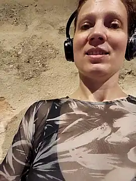 Snapshot of Exhibitionsplit chatting on November 7, 2025, 2:21 pm Exhibitionsplit online show from November 7, 2025, 2:21 pm