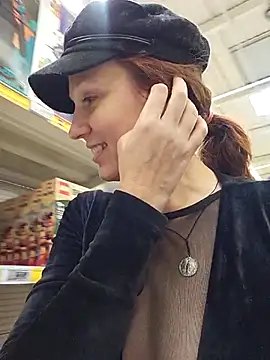 Snapshot of Exhibitionsplit chatting on November 22, 2025, 12:37 pm Exhibitionsplit online show from November 22, 2025, 12:37 pm