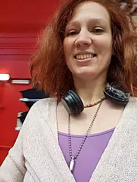 Snapshot of Exhibitionsplit chatting on November 20, 2025, 11:44 am Exhibitionsplit online show from November 20, 2025, 11:44 am