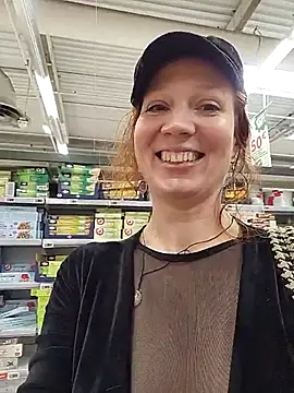 Snapshot of Exhibitionsplit chatting on November 21, 2025, 12:04 pm Exhibitionsplit online show from November 21, 2025, 12:04 pm