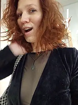 Snapshot of Exhibitionsplit chatting on December 3, 2025, 11:31 am Exhibitionsplit online show from December 3, 2025, 11:31 am