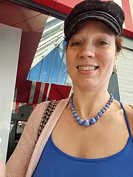 Snapshot of Exhibitionsplit chatting on November 27, 2025, 1:22 pm Exhibitionsplit online show from November 27, 2025, 1:22 pm