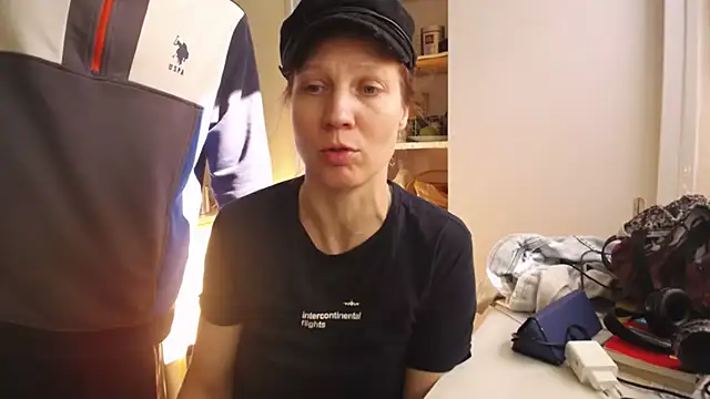 Snapshot of Exhibitionsplit chatting on October 24, 2025, 11:42 am Exhibitionsplit online show from October 24, 2025, 11:42 am