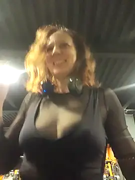 Snapshot of Exhibitionsplit chatting on October 29, 2025, 9:25 pm Exhibitionsplit online show from October 29, 2025, 9:25 pm