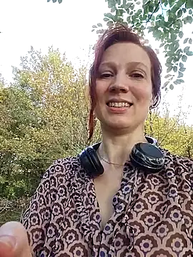 Snapshot of Exhibitionsplit chatting on November 10, 2025, 2:11 pm Exhibitionsplit online show from November 10, 2025, 2:11 pm