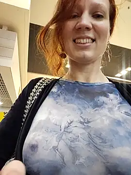 Snapshot of Exhibitionsplit chatting on December 4, 2025, 12:59 pm Exhibitionsplit online show from December 4, 2025, 12:59 pm