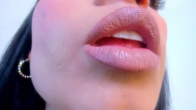 dominique21  online show from November 6, 2025, 4:16 am