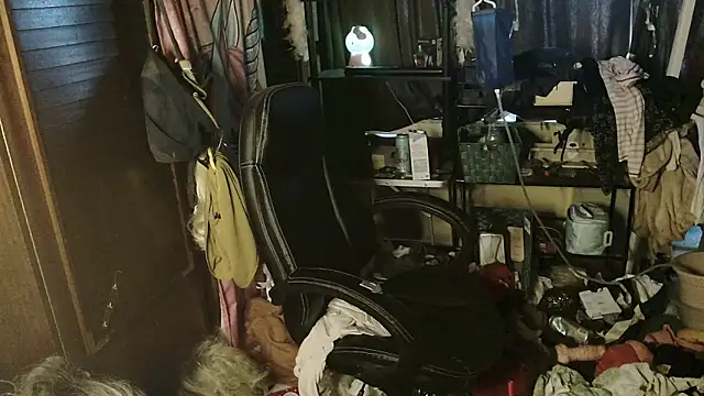 Snapshot of Ombeline1 chatting on December 22, 2025, 8:25 am Ombeline1 online show from December 22, 2025, 8:25 am