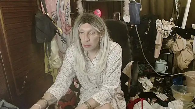 Snapshot of Ombeline1 chatting on December 19, 2025, 5:04 pm Ombeline1 online show from December 19, 2025, 5:04 pm