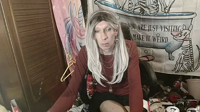 Snapshot of Ombeline1 chatting on February 4, 2026, 2:50 am Ombeline1 online show from February 4, 2026, 2:50 am