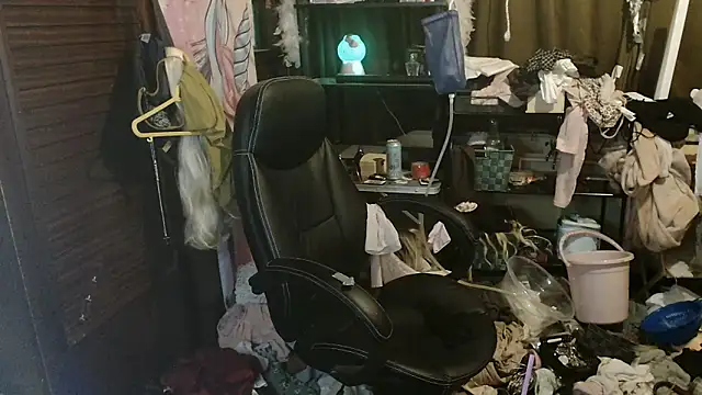 Snapshot of Ombeline1 chatting on December 17, 2025, 7:08 pm Ombeline1 online show from December 17, 2025, 7:08 pm