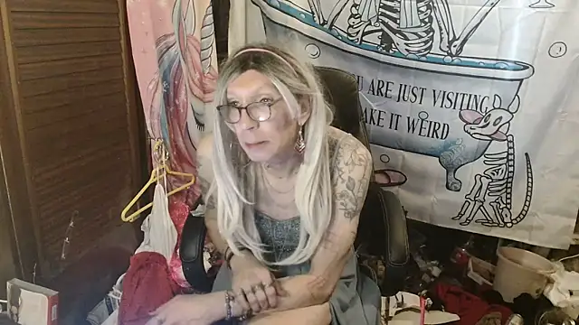 Snapshot of Ombeline1 chatting on February 4, 2026, 2:56 pm Ombeline1 online show from February 4, 2026, 2:56 pm