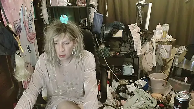 Snapshot of Ombeline1 chatting on December 22, 2025, 8:42 pm Ombeline1 online show from December 22, 2025, 8:42 pm