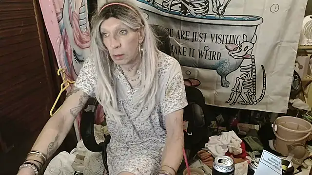 Snapshot of Ombeline1 chatting on February 18, 2026, 3:48 am Ombeline1 online show from February 18, 2026, 3:48 am