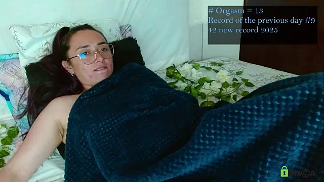 Hot Candy  online show from January 8, 2026, 8:53 am