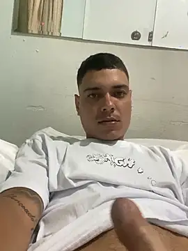 Snapshot of guiii012 chatting on December 19, 2025, 5:43 am guiii012 online show from December 19, 2025, 5:43 am