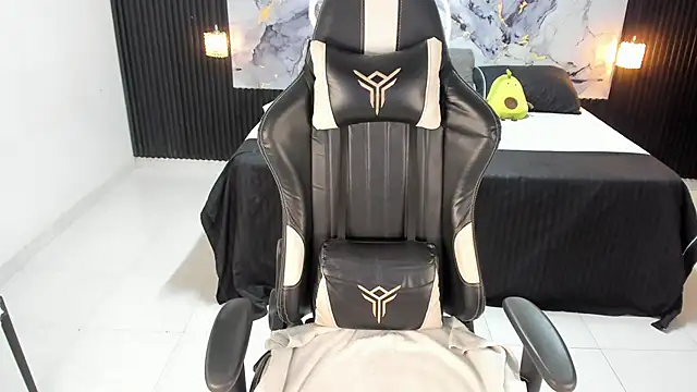 Ivy 16 online show from November 21, 2025, 12:04 pm