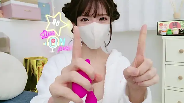 Snapshot of -minami- chatting on January 10, 2025, 2:02 pm -minami- online show from January 10, 2025, 2:02 pm