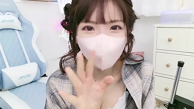 Snapshot of -minami- chatting on March 22, 2025, 12:04 pm -minami- online show from March 22, 2025, 12:04 pm