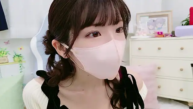 Snapshot of -minami- chatting on October 10, 2025, 12:06 pm -minami- online show from October 10, 2025, 12:06 pm