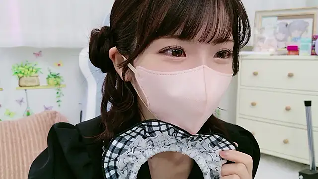 Snapshot of -minami- chatting on October 5, 2025, 12:07 pm -minami- online show from October 5, 2025, 12:07 pm