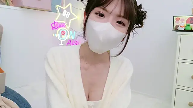 Snapshot of -minami- chatting on January 13, 2025, 6:49 am -minami- online show from January 13, 2025, 6:49 am