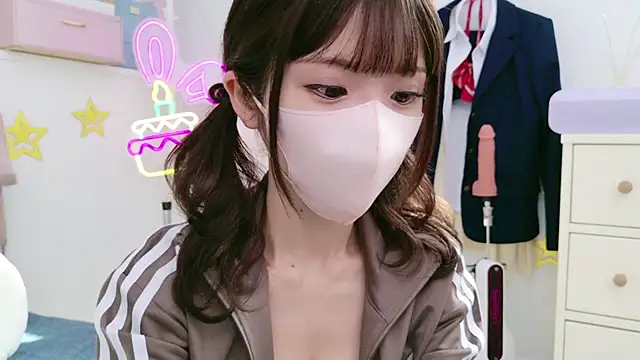 Snapshot of -minami- chatting on February 2, 2025, 3:32 am -minami- online show from February 2, 2025, 3:32 am