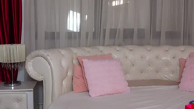 Snapshot of NinaCrystal1 chatting on March 18, 2025, 9:34 am NinaCrystal1 online show from March 18, 2025, 9:34 am