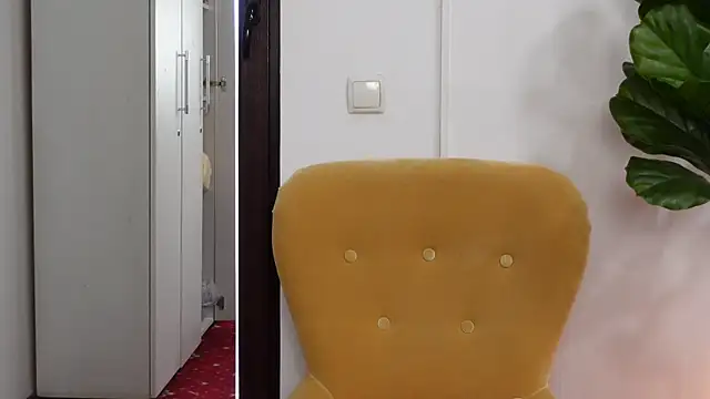 Snapshot of NinaCrystal1 chatting on September 13, 2025, 6:35 am NinaCrystal1 online show from September 13, 2025, 6:35 am