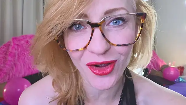 Snapshot of SquirtyAlisa chatting on December 17, 2025, 9:03 am SquirtyAlisa online show from December 17, 2025, 9:03 am