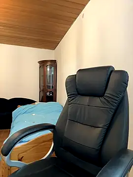 Snapshot of Kamilla_Loop chatting on December 3, 2025, 9:47 pm Kamilla Loop online show from December 3, 2025, 9:47 pm