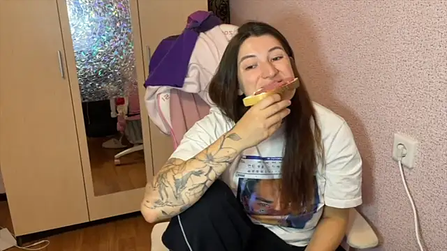 Katrin  kiss online show from March 14, 2026, 7:09 pm