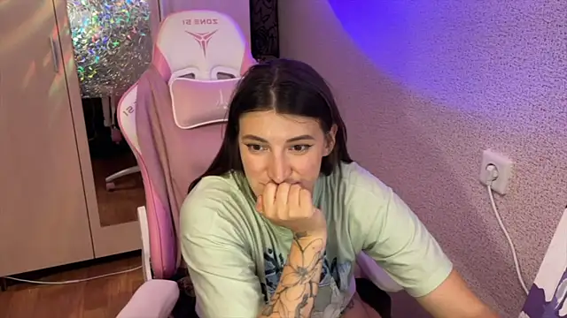 Snapshot of Katrin__kiss chatting on April 16, 2026, 8:42 pm Katrin kiss online show from April 16, 2026, 8:42 pm
