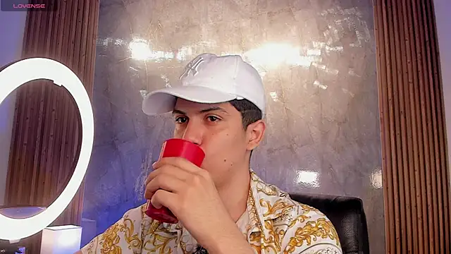 Snapshot of Brat_ chatting on November 16, 2025, 10:02 pm Brat online show from November 16, 2025, 10:02 pm