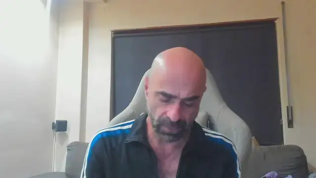 Snapshot of Bicopflirt chatting on November 7, 2025, 1:32 am Bicopflirt online show from November 7, 2025, 1:32 am