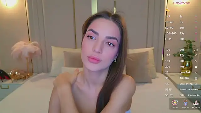 Snapshot of BellaHalles chatting on January 15, 2026, 5:44 am BellaHalles online show from January 15, 2026, 5:44 am