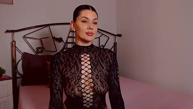 YvonneEverlee online show from April 3, 2026, 7:42 pm